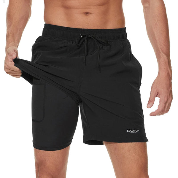 Zwarte sportshorts voor heren met elastische tailleband en trekkoord, zakken en merklogo. Ideaal voor fitness en hardlopen.
