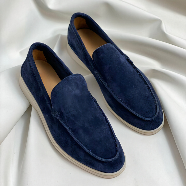 Donkerblauwe suède loafers op witte achtergrond, stijlvolle herenschoenen, casual en elegant, comfortabele pasvorm, modieuze schoenen voor dagelijks gebruik.