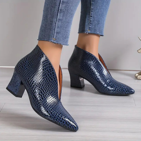Blauwe dames enkellaarsjes met slangenprint en blokhak, gedragen met jeans. Stijlvolle schoenen voor modebewuste vrouwen.