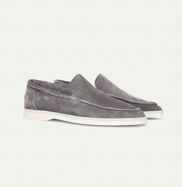 Grijze suède loafers voor heren met witte zool, stijlvolle instappers, casual en formele schoenen, comfortabele pasvorm, modieuze herenschoenen.
