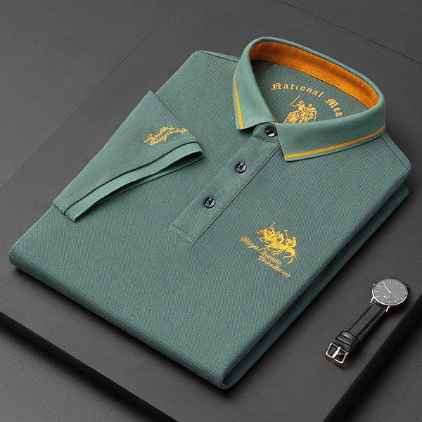 Groen geborduurd katoenen poloshirt voor heren, luxe design, korte mouwen, reverskraag, zomer 2022, naast een horloge op een zwarte achtergrond.