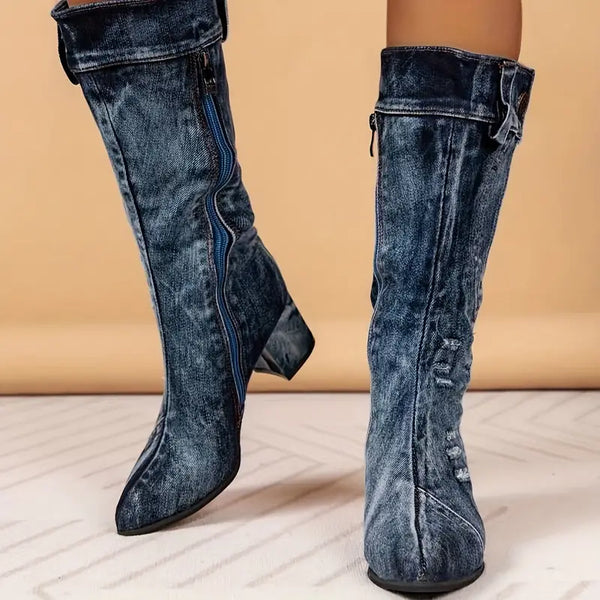 Dames denim laarzen met spitse neus en blokhak, blauwe rits, vintage stijl. Perfect voor casual en modieuze outfits.