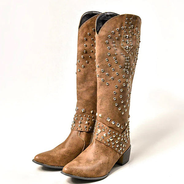 Bruine leren laarzen met studs, hoge hak, westerse stijl. Perfect voor modieuze dames. Ideaal voor herfst- en winteroutfits.