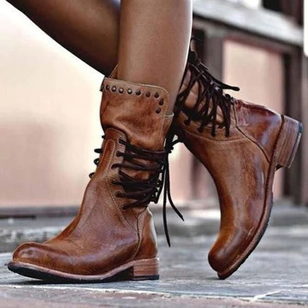 Bruine leren laarzen met veters en studs, stijlvolle damesmode, outdoor schoenen, casual en trendy, perfect voor herfst en winter.