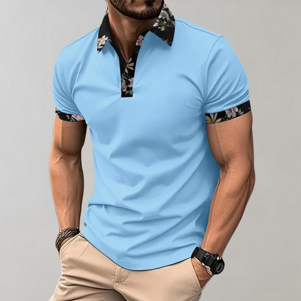 Hemelsblauw herenpolo met bloemenkraag en mouwdetails, casual en stijlvol, perfect voor zomermode. Comfortabele pasvorm, trendy design.