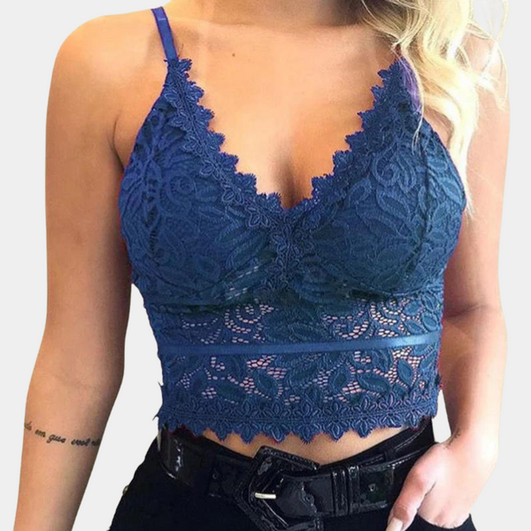 Blauwe kanten crop top voor dames, met V-hals en verstelbare bandjes. Perfect voor zomeroutfits en casual mode. Comfortabel en stijlvol ontwerp.