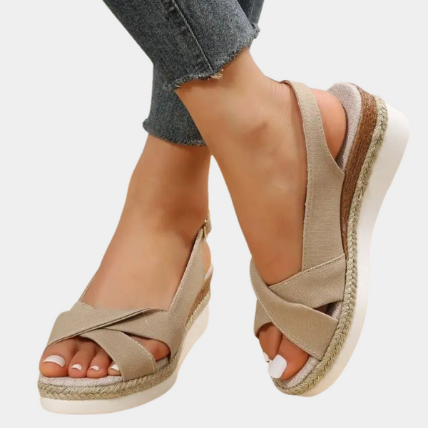 Beige sandalen met sleehak, kruislings bandjes en espadrille zool, gedragen met jeans. Comfortabele zomerschoenen voor dames.