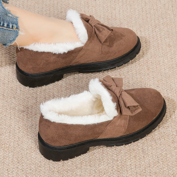 Bruine suède damesschoenen met witte bontvoering en strik, comfortabele platte zool, casual wintermode, perfect voor dagelijks gebruik.