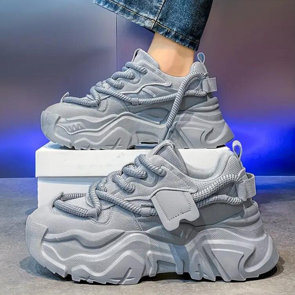Grijze chunky sneakers op witte doos, moderne streetwear-stijl, dikke zool, casual mode, unisex schoenen, trendy design, comfortabele pasvorm.