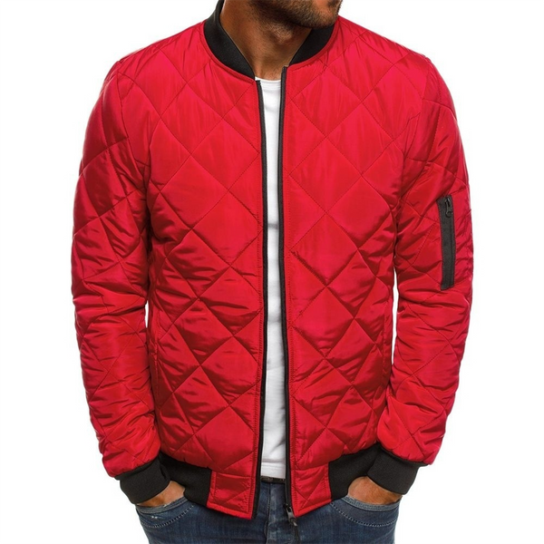 Rode gewatteerde bomberjack voor heren, met zwarte boorden en ritszak op de mouw. Stijlvolle herenkleding, ideaal voor casual outfits.