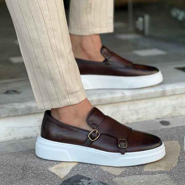 Bruine heren gevulkaniseerde schoenen met dubbele gesp, zwart slip-on design, handgemaakt, casual en stijlvol, perfect voor dagelijks gebruik.