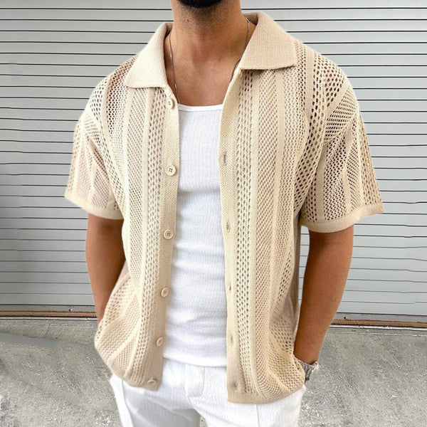 Beige gehaakt overhemd voor heren, korte mouwen, opengewerkt patroon, zomermode, casual stijl, gedragen over wit T-shirt, trendy herenkleding.