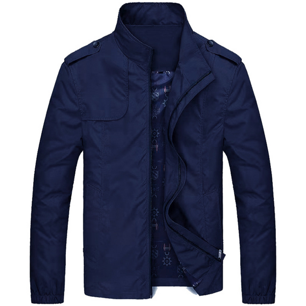 Donkerblauwe heren zomerjas met opstaande kraag, ritssluiting en epauletten. Stijlvolle en lichte jas voor herenmode, ideaal voor lente en zomer.