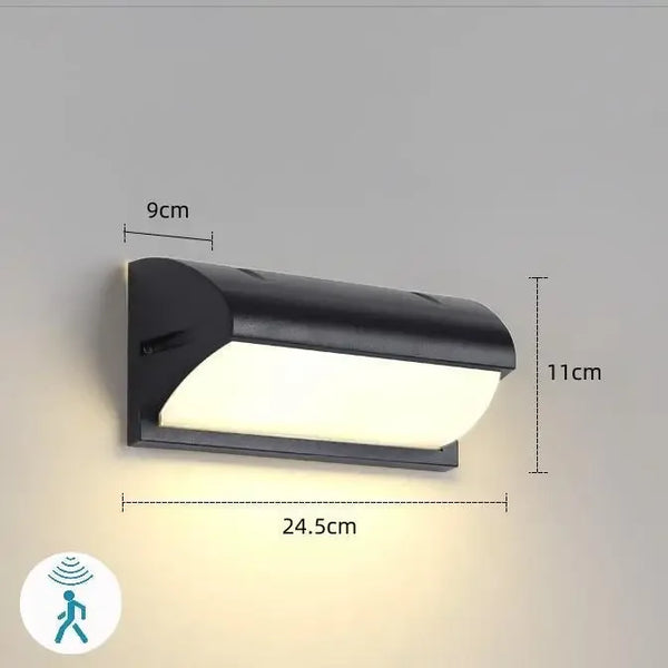 Moderne zwarte wandlamp met sensor, afmetingen 24,5x11x9 cm. Energiezuinige buitenverlichting, ideaal voor tuin of terras.