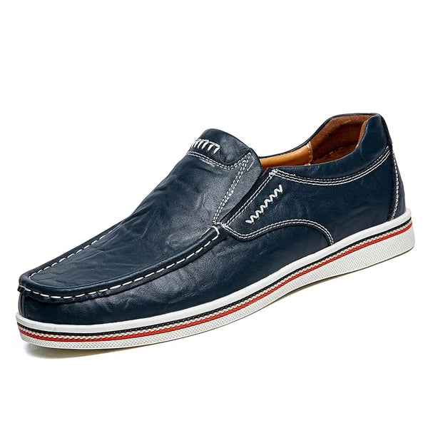 Donkerblauwe leren instapper voor heren met witte stiksels en rode accenten, comfortabele casual schoen, ideaal voor dagelijks gebruik.