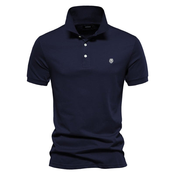 Donkerblauw poloshirt met korte mouwen, knoopsluiting en geborduurd logo. Stijlvol herenkledingstuk, ideaal voor casual en zakelijke gelegenheden.