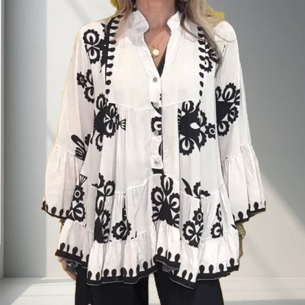 Vrouw in witte blouse met zwarte bloemenprint, wijde mouwen en knoopsluiting. Modieuze dameskleding, bohemian stijl, casual outfit.