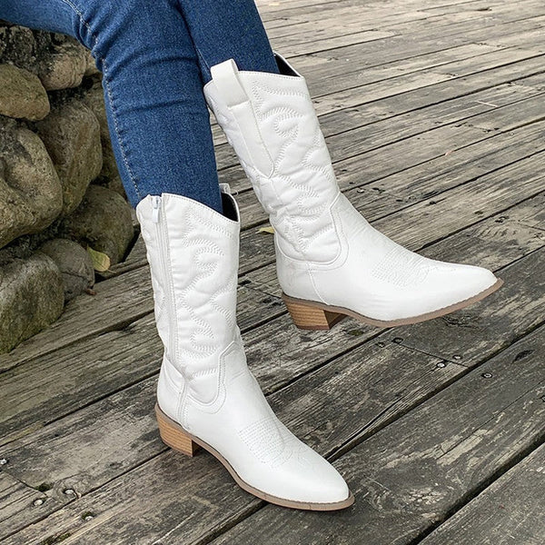 Witte dameslaarzen met zijrits, hoge kwaliteit, gedragen op houten vloer. Trendy mode 2023, comfortabele pasvorm, perfect voor casual outfits.