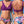Paarse bikini met bloemenprint, vrouw op strand, voor- en achterkant, zomer zwemkleding, damesmode, strandkleding, trendy badmode.