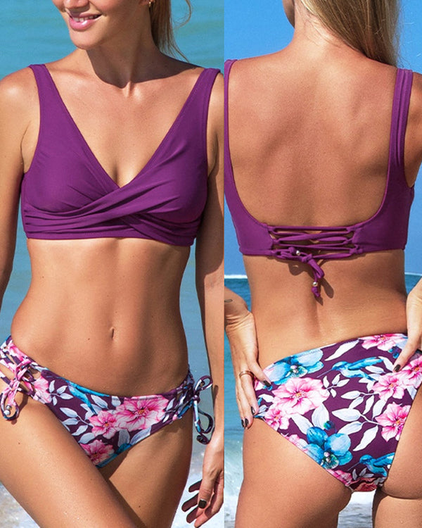 Paarse bikini met bloemenprint, vrouw op strand, voor- en achterkant, zomer zwemkleding, damesmode, strandkleding, trendy badmode.