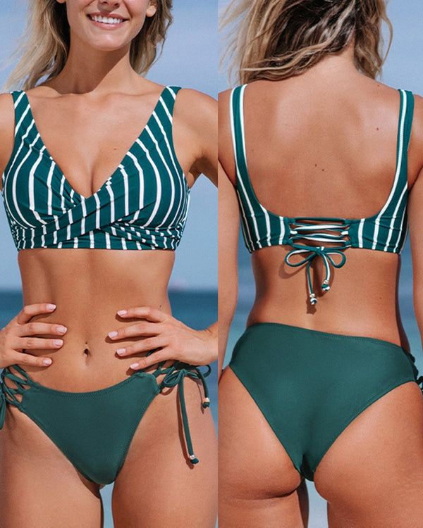 Vrouw in gestreepte groene bikini op strand, voor- en achterkant. Trendy badmode, zomerstijl, strandkleding, dames zwemkleding.