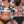 Vrouw in zwart-witte tie-dye bikini met v-hals en veterdetail, strandachtergrond. Trendy badmode, zomeroutfit, strandkleding.