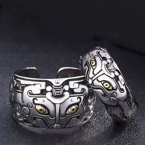 Zilveren ring met tribale motieven en gouden oogdetails, uniek design, sieradenaccessoire, mannenmode, luxe uitstraling, handgemaakt.