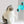 Kat speelt met turquoise kattenspeeltje aan muur, met reflecterende bollen en textuur voor interactief vermaak. Perfect voor kattenliefhebbers.