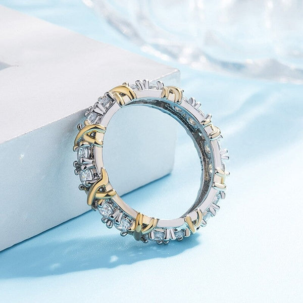 Zilveren ring met gouden accenten en ingelegde diamanten, elegant ontwerp, luxe sieraden, perfect voor speciale gelegenheden, glanzend en verfijnd.