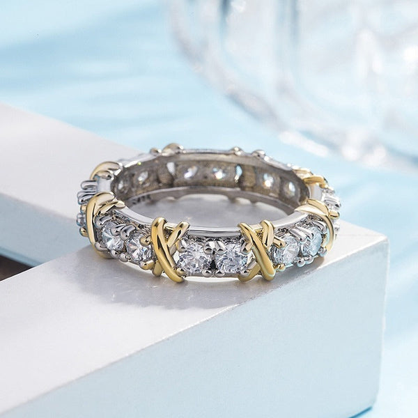 Gouden en zilveren diamanten ring op witte achtergrond, luxe sieraden, elegante trouwring, glinsterende edelstenen, stijlvolle accessoires.