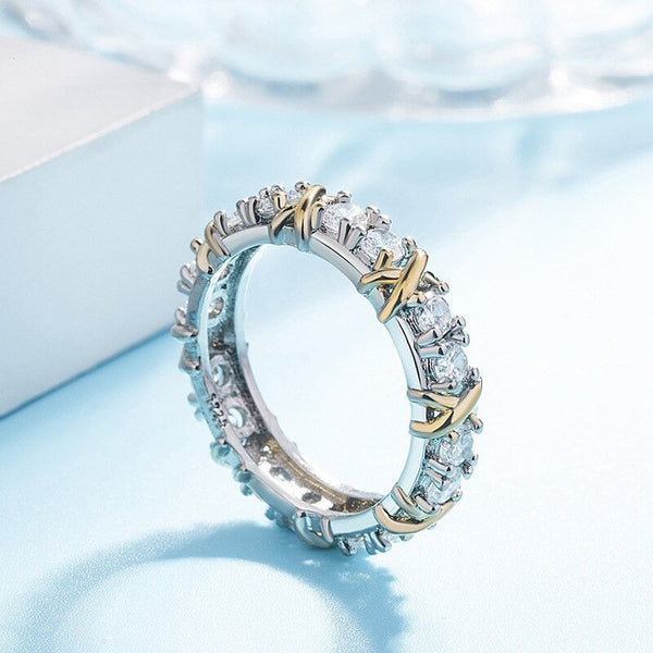 Zilveren ring met diamanten en gouden accenten, elegant ontwerp, luxe sieraden, perfect voor verloving of speciale gelegenheden.