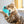Bengaalse kat speelt met blauwe kattenspeeltje met zuignap en draaiende onderdelen, ideaal voor interactieve kattenvermaak en stressvermindering.