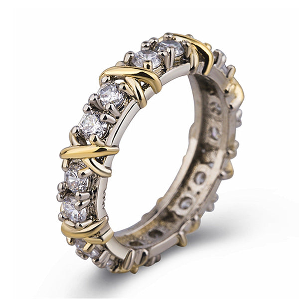 Gouden en zilveren diamanten ring met kruispatroon, luxe sieraden, trouwring, verlovingsring, elegante en verfijnde stijl.