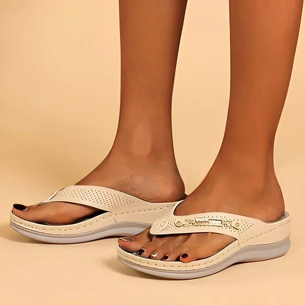 Beige orthopedische slippers voor dames, comfortabel design met open teen en verstelbare band, ideaal voor dagelijks gebruik en zomerse outfits.