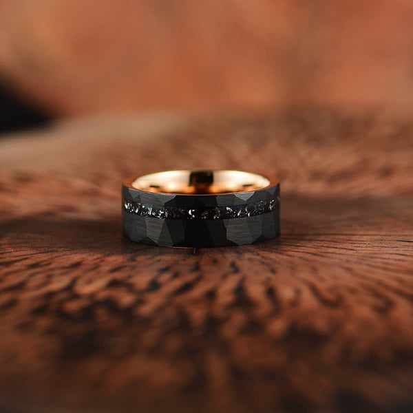 Zwarte tungsten ring met diamantaccenten op houten achtergrond, moderne herenring, duurzame sieraden, stijlvolle trouwring, luxe accessoire.