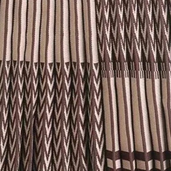 Bruin en beige geometrisch patroon op stof, met zigzag en verticale strepen. Ideaal voor interieurdecoratie en textielontwerp.