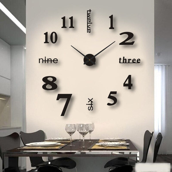 Grote moderne wandklok met unieke cijferstijl, zwarte wijzers, en minimalistisch design, gemonteerd boven een eettafel in een stijlvolle eetkamer.