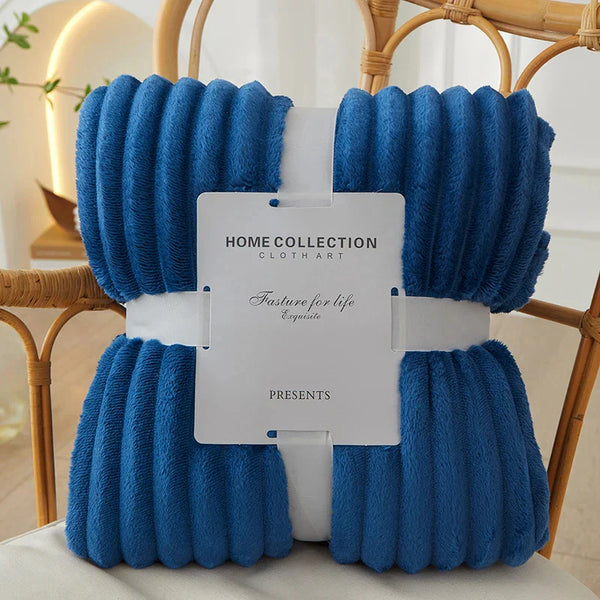 Blauwe fleece deken van Home Collection, zacht en warm, perfect voor woonkamer of slaapkamer. Luxe textiel, ideaal voor comfort en stijl.