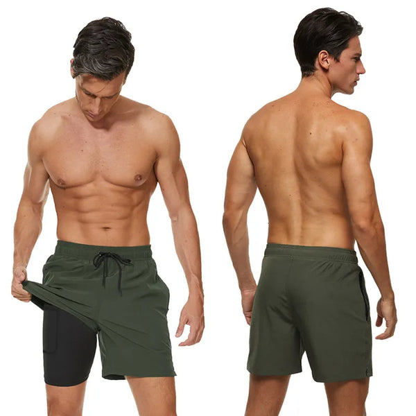 Twee mannen in groene sportshorts, voor- en achteraanzicht, tonen ademende stof en comfortabele pasvorm. Ideaal voor fitness en hardlopen.