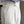 Witte pantalon met hoge taille en plooien, gedragen met een blauw-wit gestreept overhemd. Stijlvolle herenmode, elegante broek met knoopdetails.