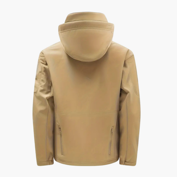 Beige waterdichte softshell jas met capuchon, rugaanzicht. Ideaal voor outdoor activiteiten. Duurzaam, ademend materiaal. Geschikt voor alle seizoenen.