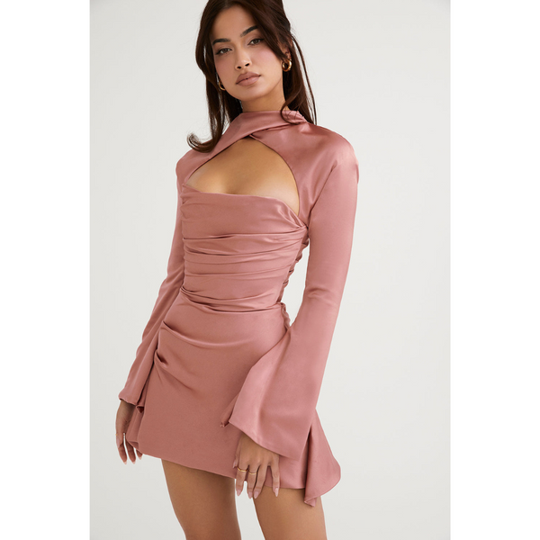 Vrouw in roze satijnen jurk met lange mouwen en open halslijn, modetrend 2023, elegante avondkleding, stijlvolle damesmode.