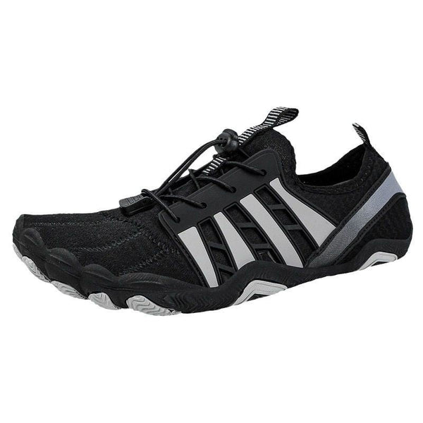 Zwarte minimalistische hardloopschoen met grijze strepen, ademend mesh, en flexibele zool. Ideaal voor trailrunning en outdoor activiteiten.