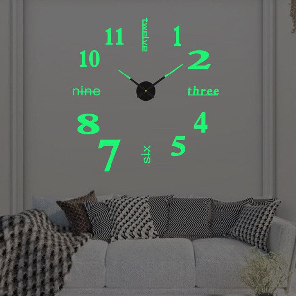 Grote, moderne wandklok met groene, lichtgevende cijfers en wijzers boven een grijze bank met kussens. Perfect voor woonkamerdecoratie.
