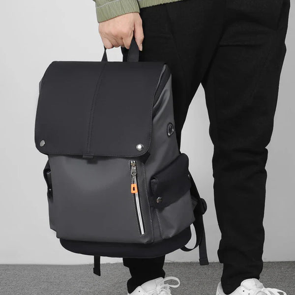 Man met zwarte rugzak, minimalistisch design, waterdicht materiaal, geschikt voor dagelijks gebruik, ideaal voor school of werk, trendy accessoire.