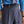 Blauwe overhemd en grijze pantalon met hoge taille en dubbele knopen, gedragen door een man. Stijlvolle zakelijke outfit met stropdas.
