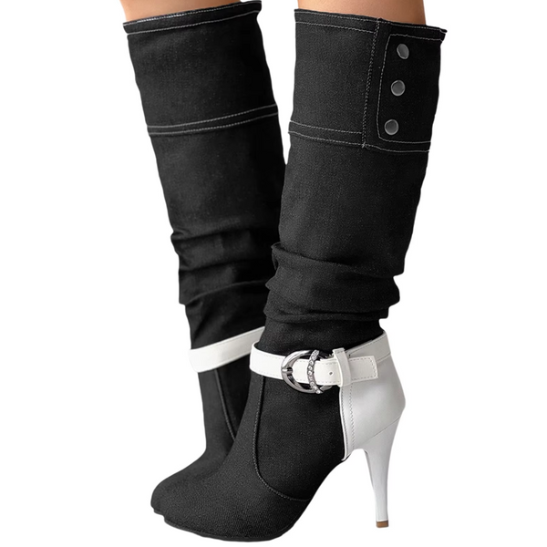 Zwarte hoge laarzen met witte hak en riem, knoopdetails, damesmode, stijlvolle schoenen, trendy herfst- en winterlaarzen, elegant design.
