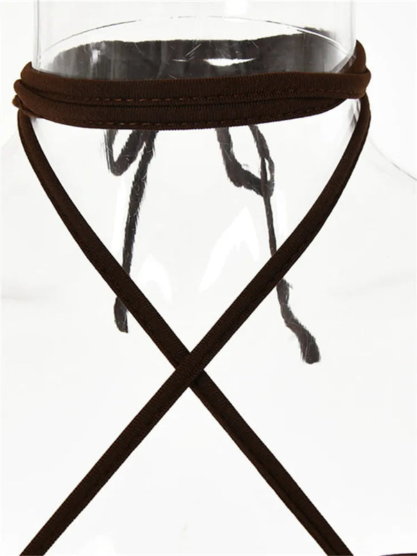 Bruine haltertop met gekruiste bandjes, minimalistisch ontwerp, trendy damesmode, perfect voor zomeroutfits en casual stijlen.