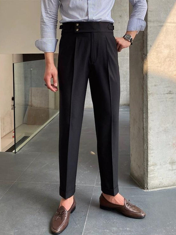 Man in gestreept overhemd en zwarte pantalon met hoge taille, bruine loafers. Stijlvolle herenmode, zakelijke outfit, moderne kledingstijl.