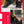 Zwarte leren sneakers voor heren op sneeuw, casual wintermode, comfortabele schoenen, outdoor stijl, jeans opgerold, trendy herenschoenen.